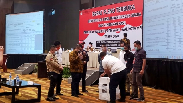 Proses rekapitulasi suara KPU Medan. Foto: Rahmat Utomo/kumparan
