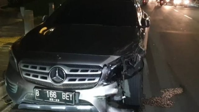 Mercedes dikemudikan artis Salshabila Adriani terlibat kecelakaan beruntun di Jalan Raya Kemang, Kota Jakarta Selatan, Selasa (15/12).  Foto: Laily Rahmawaty/ANTARA