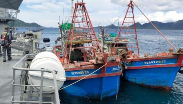 KRI SSA-378 mengamankan 2 KIA Vietnam yang melakukan illegal fishing di laut Natuna Utara