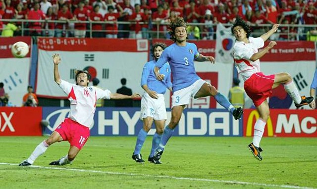 Korea Selatan tampil mengejutkan di Piala Dunia 2002. Foto: Andreas Rentz/Getty Images
