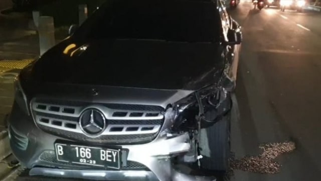 Mercedes-Benz dikemudikan artis Salshabila Adriani terlibat kecelakaan beruntun di Jalan Raya Kemang, Kota Jakarta Selatan, Selasa (15/12). Foto: Laily Rahmawaty/ANTARA