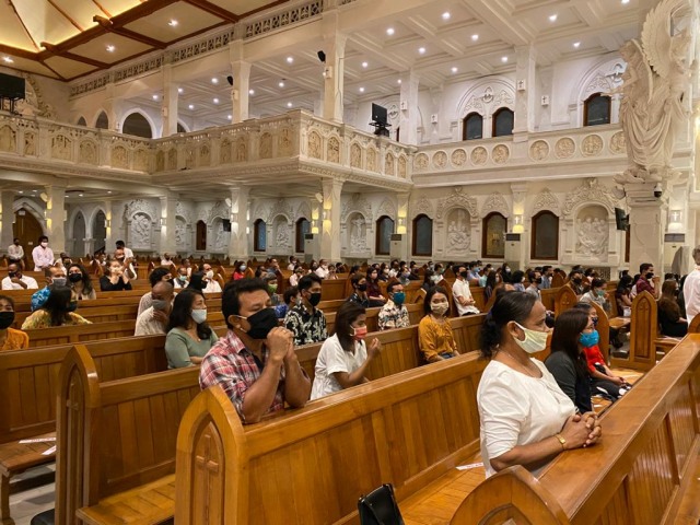 Suasana ibadah di gereja Katedral, Denpasar yang harus mentaati protokol kesehatan - WIB