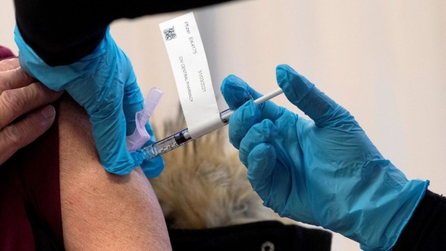 Vaksin Pfizer-BioNTech COVID-19 diberikan kepada pekerja pendukung pribadi di Rumah Sakit Sipil di Ottawa, Ontario, Kanada, Selasa (15/12). Foto: Adrian Wyld/Pool via Reuters