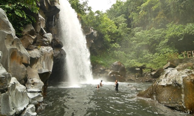 Keelokan lokasinya dan kesegaran serta dingin dan sejuknya air terjun bidadari memikat siapapun yang pernah menyambanginya. Foto: Tim Jelajah 54 TN Indonesia.