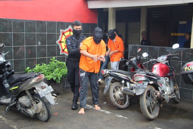 Profesor Bom Upik Lawanga dan DPO Bom Bali Zulkarnaen Diterbangkan ke Jakarta (46050)