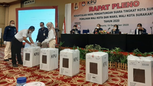 Komisi Pemilihan Umum (KPU) Solo, Jawa Tengah menggelar Rapat Pleno Rekapitulasi Perhitungan Suara Pilwakot Solo 2020 Tingkat Kota di The Sunan Hotel, Rabu (16/12). Foto: kumparan