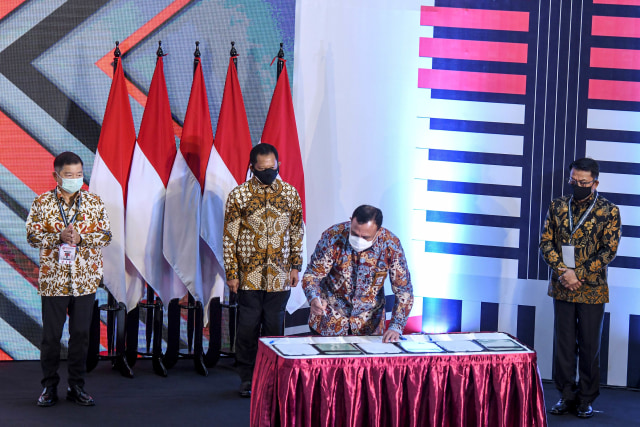 Ketua Komisi Pemberantasan Korupsi (KPK) Firli Bahuri (kedua kanan) menandatangani surat keputusan bersama (SKB) strategi nasional (Stranas) Pencegahan Korupsi periode 2021-2022. Foto: M Risyal Hidayat/Antara Foto