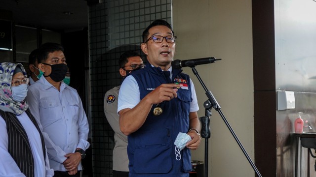 Gubernur Jawa Barat Ridwan Kamil memberikan keterangan usai menjalani pemeriksaan di Ditreskrimum Polda Jabar, Bandung, Jawa Barat, Rabu (16/12). Foto: Raisan Al Farisi/ANTARA FOTO