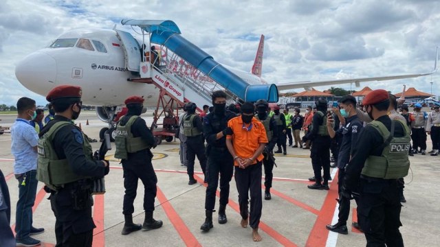 23 teroris tiba di Bandara Soekarno Hatta, menggunakan pesawat Batik Air, Rabu (16/12). Foto: Densus 88
