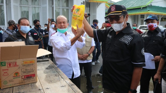 Air Mulai Surut, Korban Banjir Di Aceh Tamiang Terima Bantuan Tanggap ...