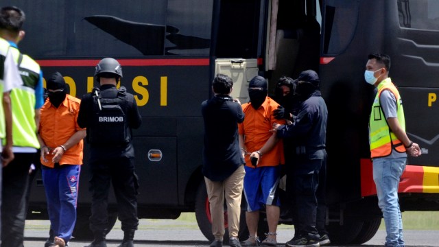 Petugas Densus 88 menggiring tersangka kasus terorisme di Bandara Radin Inten II Lampung Selatan, Lampung, Rabu (16/12). Foto: Ardiansyah/ANTARA FOTO