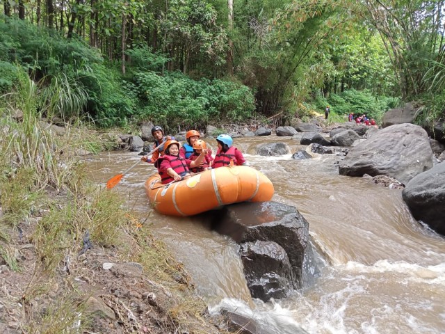 Kru Tugu Media Group saat rafting di Batu. Foto: Rizal.