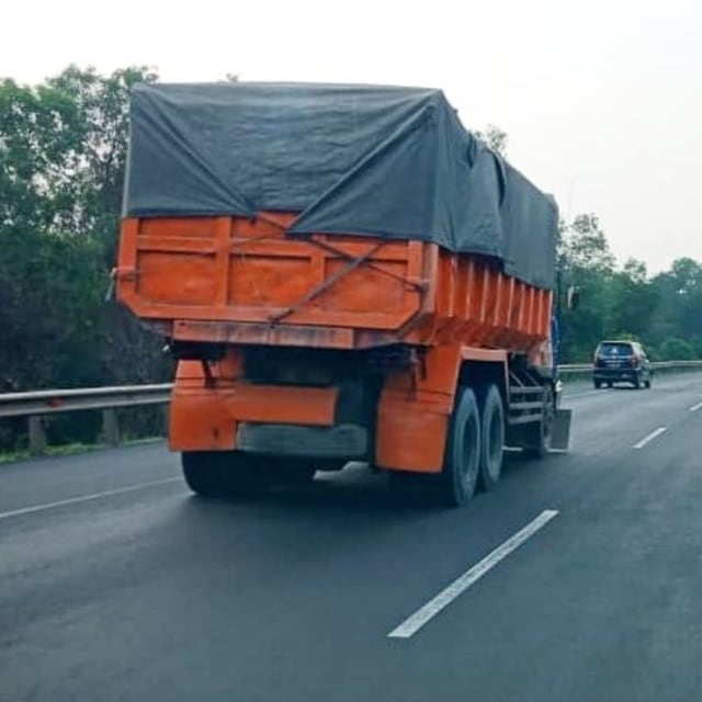 Truk yang kelebihan muatan atau over dimension over load (Odol) melintas di jalan tol. Foto: Dok. Joko Setiowarno