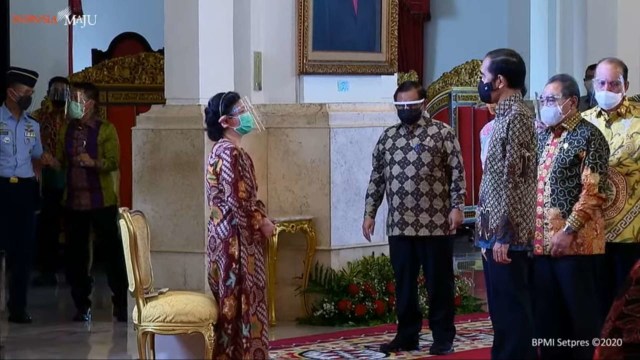 Presiden Joko Widodo berbincang dengan Korban Tindak Pidana Terorisme Masa Lalu di Istana Negara. Foto: Youtube/@Sekretariat Presiden