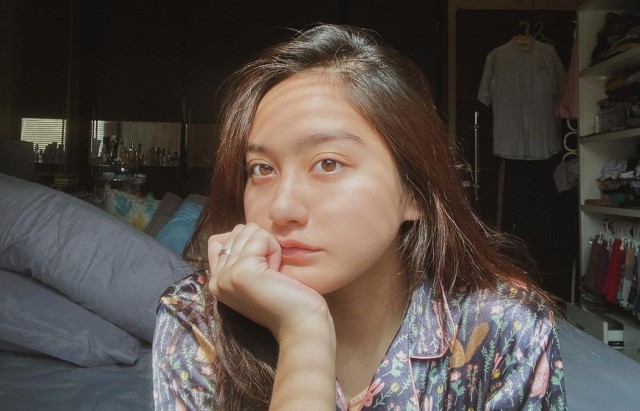 Swafoto Salsha di kamarnya, hanya menggunakan piyama. Foto: Instagram @salshabillaadr