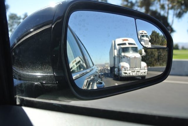 Kaca spion kendaraan salah satu bentuk cermin cembung. Foto: Pixabay