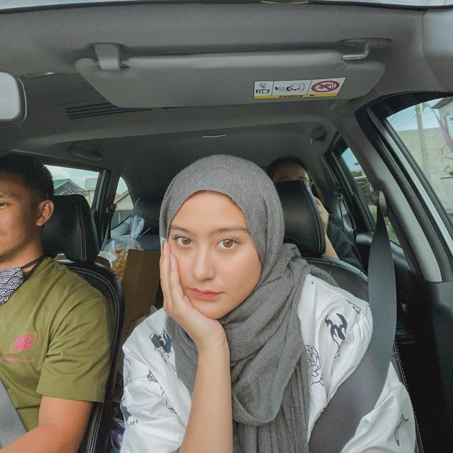 Salshabilla Adriani menggunakan hijab. Foto: Instagram @salshabilaadr
