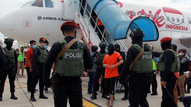 22 Teroris yang Ditangkap Densus 88 di Jawa Timur Tiba di Jakarta Kamis Siang (1)