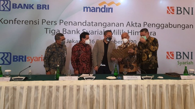 Konferensi Pers Penandatanganan Akta Penggabungan Tiga Bank Syariah Milik Himbara pada Rabu (16/12).Foto: Dok PMO Integrasi Bank Syariah BUMN