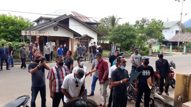 Demo yang dilakukan di Kantor Bawaslu Kabupaten Lingga, di Daik Lingga. Foto: kepripedia/kumparan