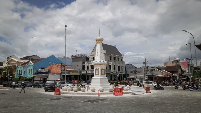 Potret Tugu Pal Putih Kota Yogyakarta, yang kini bebas dari kabel melintang. Foto: Arfiansyah Panji Purnandaru/kumparan