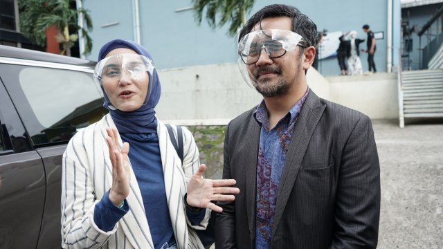 Artis Zee Zee Shahab bersama suaminya Prabu Revolusi saat ditemui di kawasan Tendean, Jakarta, Rabu, (16/12). Foto: Ronny
