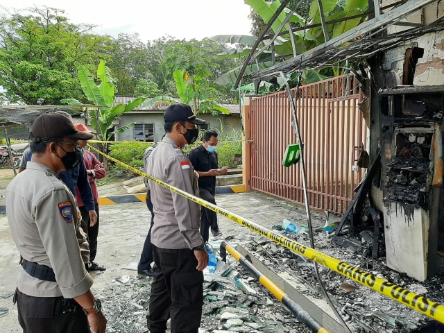 ﻿﻿Polisi melakukan olah TKP terbakarnya ATM Center di Kecamatan Kundur Barat, Kabupaten Karimun. Foto: Istimewa