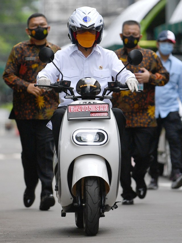 Menteri Perhubungan Budi Karya Sumadi mengendarai motor listrik saat diluncurkan sebagai kendaraan dinas Kementerian Perhubungan di Stasiun Gambir, Jakarta, Rabu (16/12).  Foto: Sigid Kurniawan/ANTARA FOTO