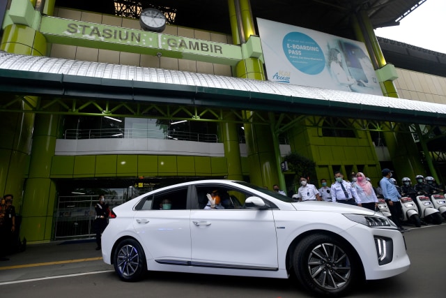 Menteri Perhubungan Budi Karya Sumadi mengendarai mobil listrik saat diluncurkan sebagai kendaraan dinas Kementerian Perhubungan di Stasiun Gambir, Jakarta, Rabu (16/12).  Foto: Sigid Kurniawan/ANTARA FOTO