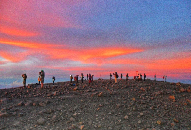 Para pendaki saat mengabadikan matahari terbit dari puncak Mahameru. Foto: Harley Sastha (2013)