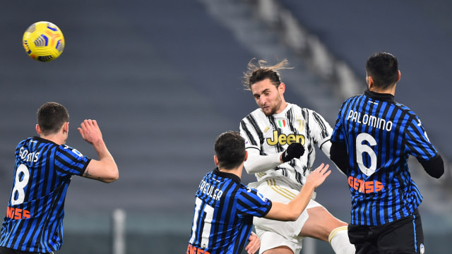 Pemain Juventus Adrien Rabiot menyundul bola ke arah gawang Atalanta pada pertandingan lanjutan Serie A Italia di Allianz Stadium, Turin, Italia. Foto: Massimo Pinca/REUTERS