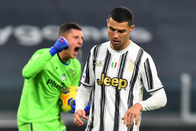 Ekspresi pemain Juventus Cristiano Ronaldo usai gagal menendang penalti ke arah gawang Atalanta pada pertandingan lanjutan Serie A Italia di Allianz Stadium, Turin, Italia.
 Foto: Massimo Pinca/REUTERS