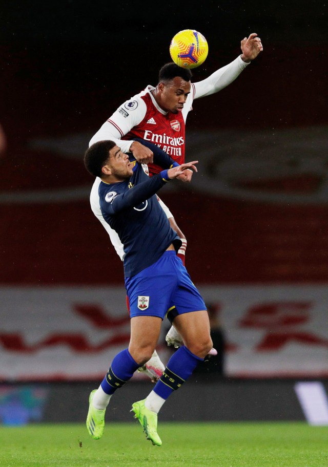 Pemain Arsenal Gabriel Magalhaes berebut bola dengan pemain Southampton pada pertandingan lanjutan Premier League di Emirates Stadium, London, Inggris.
 Foto: Adrian Dennis / REUTERS