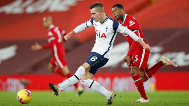 Pemain Tottenham Hotspur Giovani Lo Celso berusaha melewati pemain Liverpool pada pertandingan lanjutan Premier League di Anfield, Liverpool, Inggris. Foto: Clive Brunskill/REUTERS