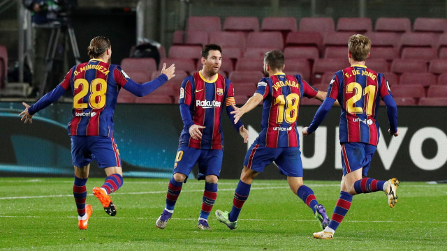 Selebrasi pemain FC Barcelona usai mencetak gol ke gawang Real Sociedad pada pertandingan lanjutan Liga Spanyol di Camp Nou, Barcelona, Spanyol. Foto: Albert Gea/REUTERS