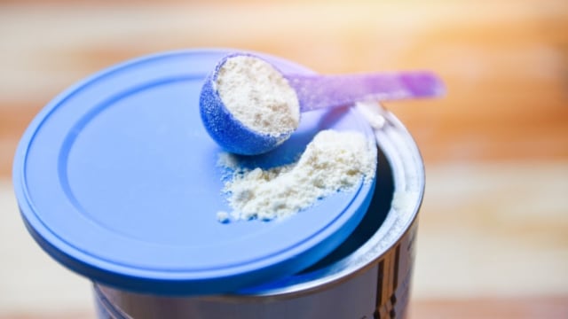 Amankah Mencampur Dua Merek Susu Formula untuk Anak? Begini Kata Dokter (84680)