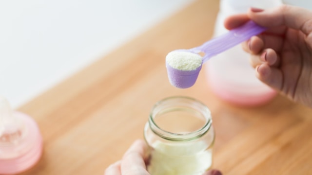 Amankah Mencampur Dua Merek Susu Formula untuk Anak? Begini Kata Dokter (84681)