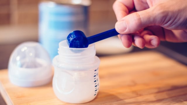 Amankah Mencampur Dua Merek Susu Formula untuk Anak? Begini Kata Dokter (84682)