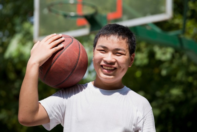 Ilustrasi anak laki-laki bermain basket. Foto: Shutterstock