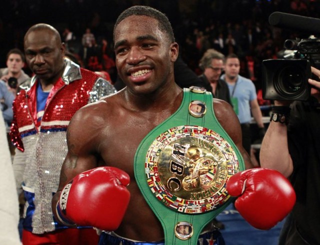 Adrien Broner saat menjadi juara tinju kelas ringan WBC pada 2013. Foto: TIM SHAFFER/REUTERS