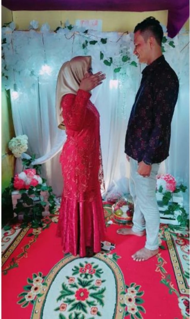 Viral sepasang kekasih bernama Irma Yunita dan Suharianto tewas kecelakaan di Jalan Lintas Sumatera, Kecamatan Perbaungan, Sumatera Utara, usai menggelar acara seserahan menuju pernikahan mereka pada Januari 2021 mendatang. (Foto: Facebook/Riyan Sujoyo) 