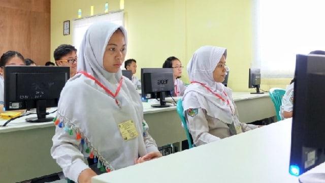 ﻿﻿Siswa SMA di Kepri mengikuti proses belajar mengajar. Foto: Ismail/kepripedia.com