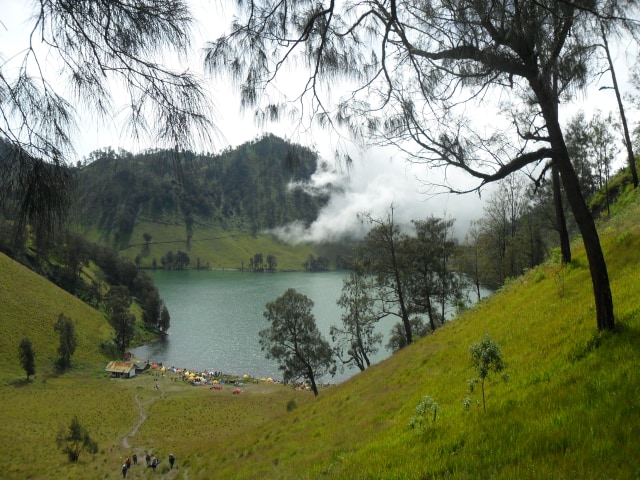Kawasan Ranu Kumbolo dari puncak yang kini dinamakan tanjakan cinta. Foto; Harley Sastha (2013)