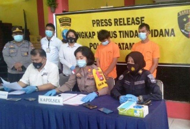 Bambang (berbaju tahanan sebelah kanan) saat dihadirkan dalam ekspos perkara di Mapolsek Batam Kota. (Foto: Reza/batamnews)