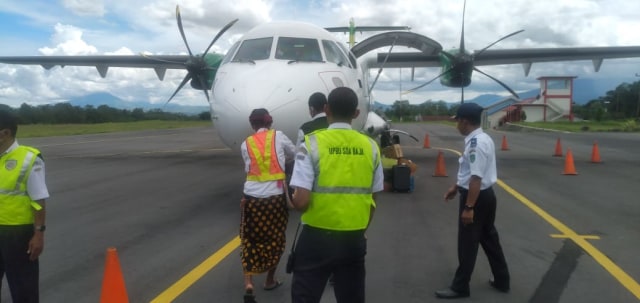 Pesawat dari maskapai penerbangan Citilink saat tiba di Bandara Turelelo-Soa, Kabupaten Ngada, Kamis (17/12/2020) siang. Foto: Arkadius Togo.