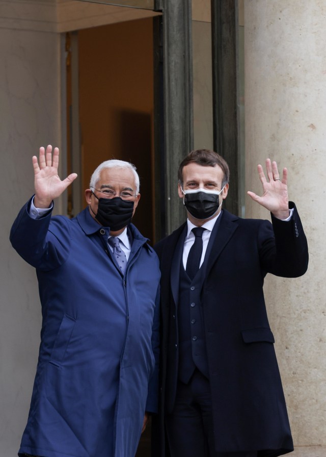 Presiden Prancis, Emmanuel Macron (kanan) bersama Perdana Menteri Portugal, Antonio Costa. Foto: Thomas Coex/AFP