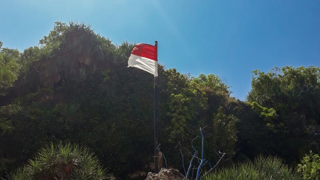 Bendera Indonesia di Pantai Sepanjang, Gunung Kidul, Kamis (20/8/2020). Foto: Diah Fitrianti