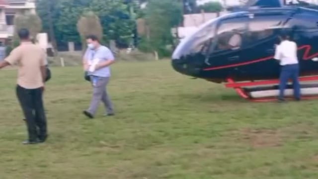 Sebuah helikopter mendarat di Lapangan Sepak Bola, di Beji Timur, Depok, Jawa Barat. Foto: Dok. Istimewa