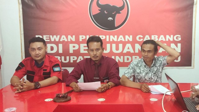 Jajaran pengurus DPC PDIP Kabupaten Indramayu saat menggelar konferensi pers terkait laporan kinerja Bawaslu yang dinilai tidak profesional. (Tomi Indra)