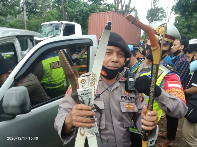 Polisi di Cicalengka Bandung mengamankan massa yang hendak ke Jakarta. Foto: Dok. Istimewa